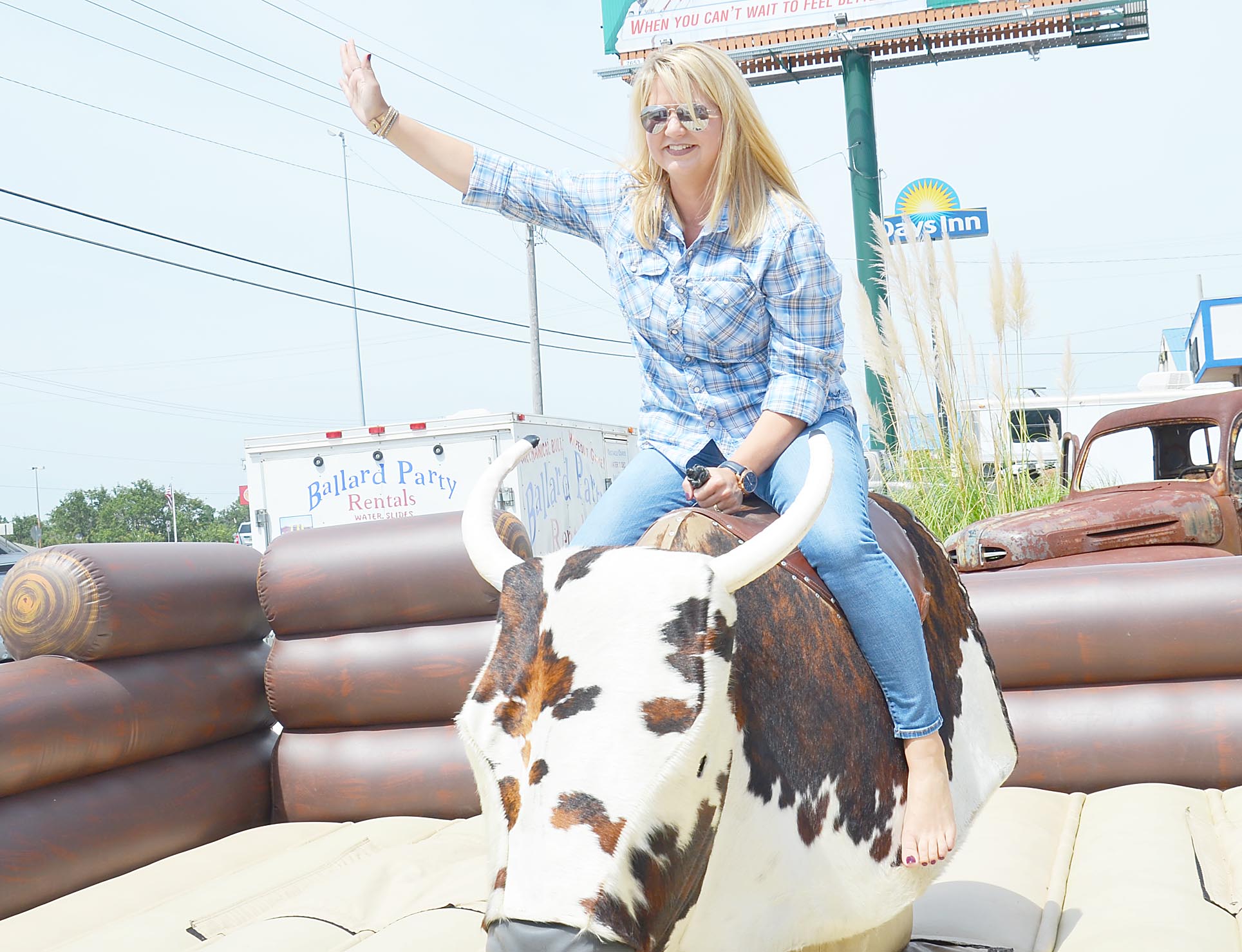 Local cowboys compete for mechanical bull championship - The Troy Messenger