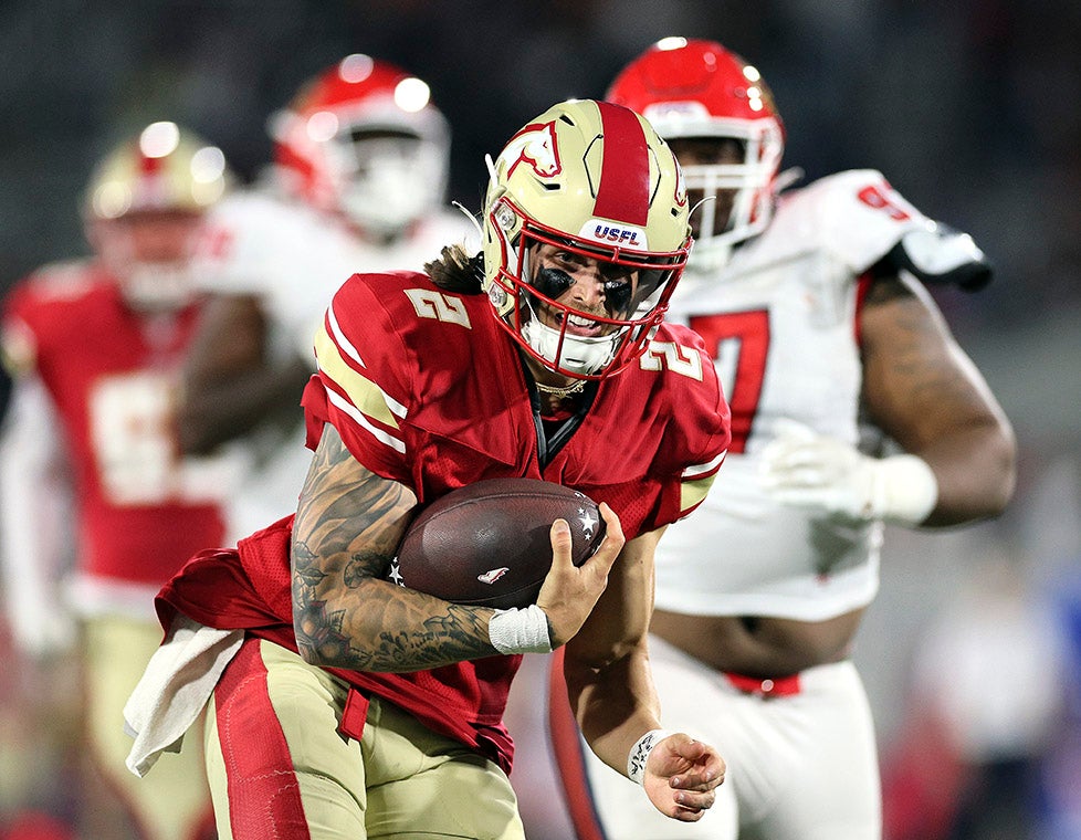 New Jersey Generals quarterback De'Andre Johnson (1) scrambles